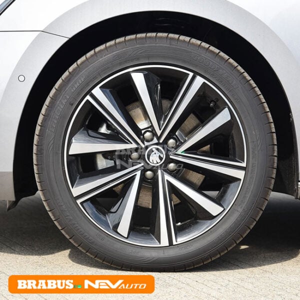 White_SKODA Superb - Image 13